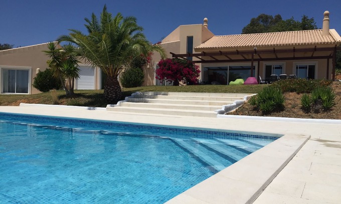 Porches Villa | Hervorragende Villa in der Nähe von schönen Stränden. Infinity-Pool!