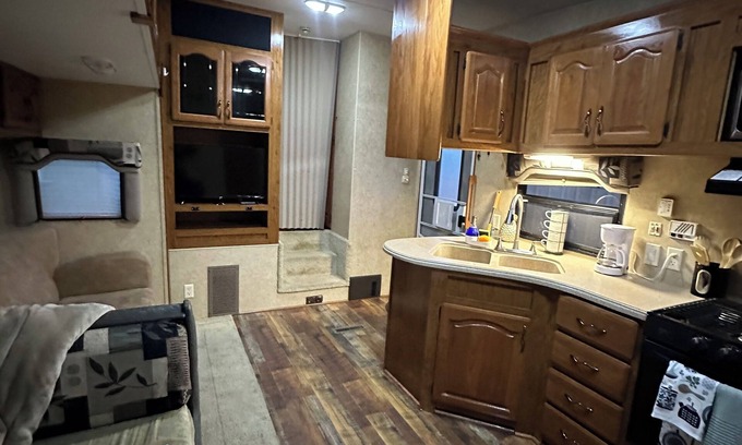 Cleburne Haus | Lovely RV with AC in charming Cleburne