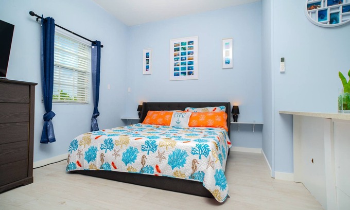 East End Wohnung | Lovely Studio Apt Near Ocean w/ Private Deck + BBQ