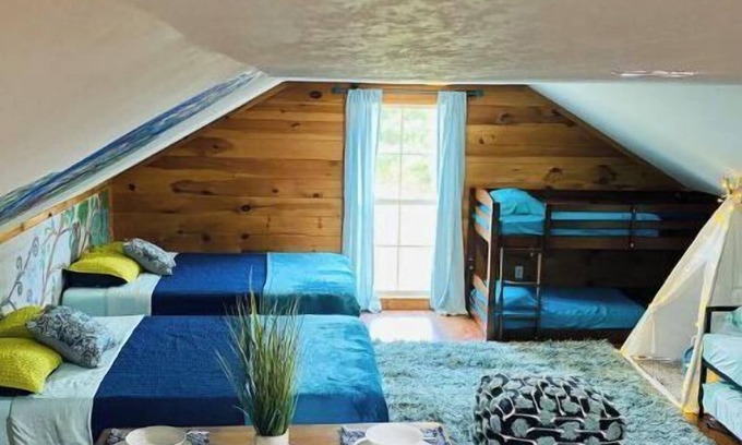 Laurel Kabine | “Lovely Tree”Bunk House&Pool@The House on the Hill