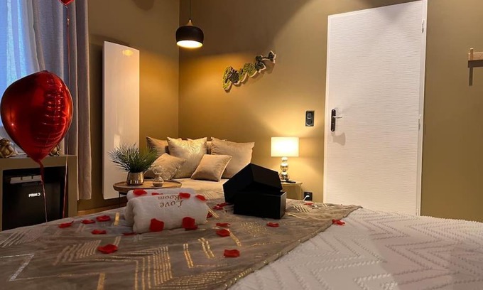 Jujurieux Wohnung | Loving room cocooning avec jacuzzi « la terre »