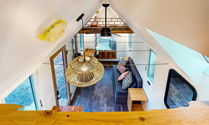 Gardiner Wohnung | Lovingly crafted tiny home with wood stove, grill, & serene views