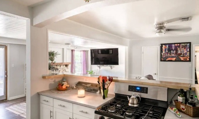 Highland Haus | --LOW HOST FEES-- Minutes to U.T. /Downtown/Domain