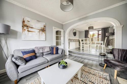 Weston by Wellend Haus | Low Rate 3 Bedroom House in Coventry, Sleeps 5, with Garden, Driveway and Street Parking, Free Fast Wi-Fi - 115AGC