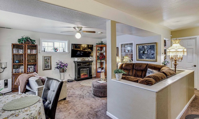 Graham Wohnung | Lower-Level Apt w/ Hot Tub & Sauna in Graham!