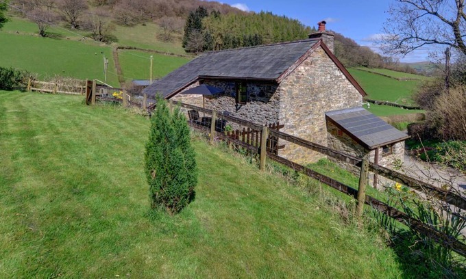 Builth Wells Haus | Zwei Meilen vom Dorf Erwood zwischen Brecon und Builth Wells ist Lower Rheol ein Stein freistehend