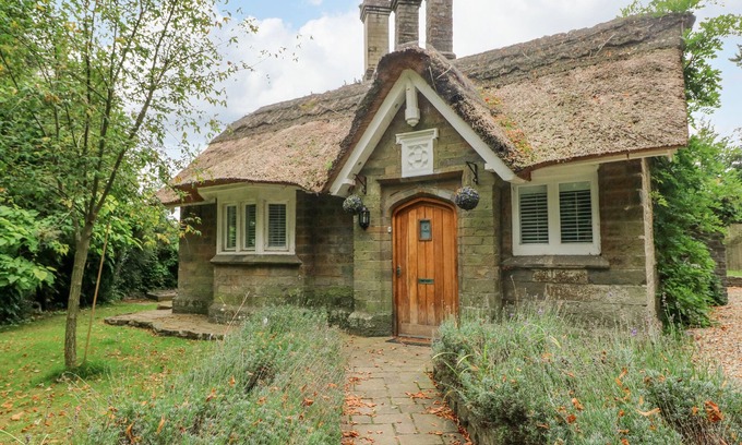 Sketty Hütte | LOWER SKETTY GREEN LODGE, pet friendly, with a garden in Swansea