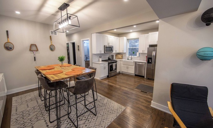 Rogers Park Wohnung | Loyola Lookout – Sporty 3BR Apt Steps from Loyola & Lake w/ Free Parking