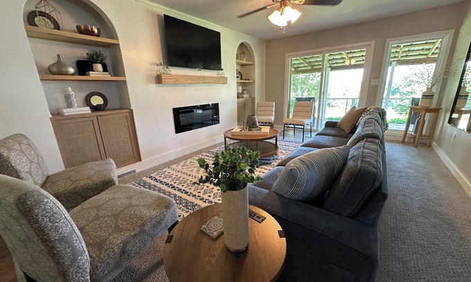 Grove Haus | LPC 6 - Lake View Bungalow, sleeps 8, Boat parking, near boat ramp & pickleball.