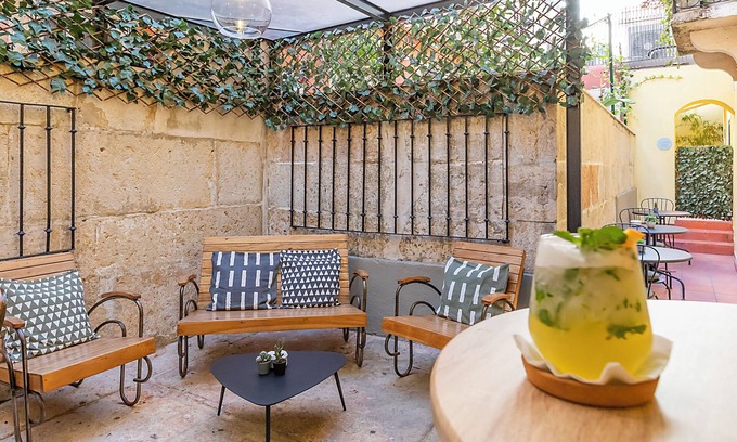 Encarnacao Haus | LR Guest House