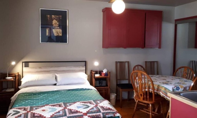 Okanagan-Similkameen Wohnung | Luisa's Guest Suite, a little penthouse & deck on a 1921 building. Pet friendly.