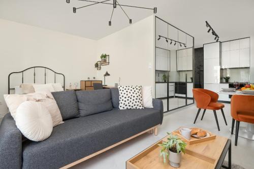 Lodz Wohnung | Luksusowe Studio w Łodzi z Biurkiem, Balkonem i Klimatyzatorem by Renters Prestige