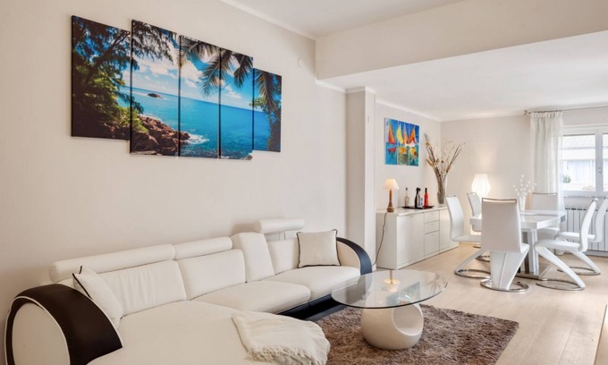 Luni Mare Wohnung | Luni Mare Bright Terrace Flat With Parking