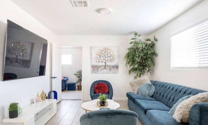 Chinatown Haus | Lush Modern Desert Inn 5 mins to Strip and Convention Fast Wifi 5 TVs Recliners