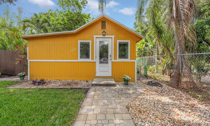 Central Oakland Park Haus | Lush Tropical Garden Home