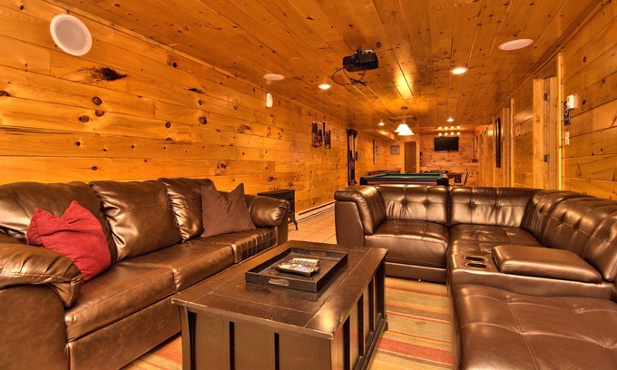 Hickory Hills Kabine | Lux Cabin 10min to Lake, BIG game rm/bar, BB Court, HOT TUB, FIRE PIT!