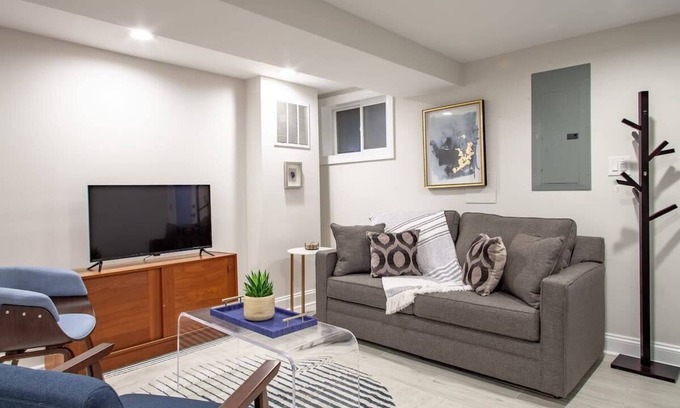 Park View Wohnung | Lux CoHi Cove / Walk to METRO Sub, Shopping,& More