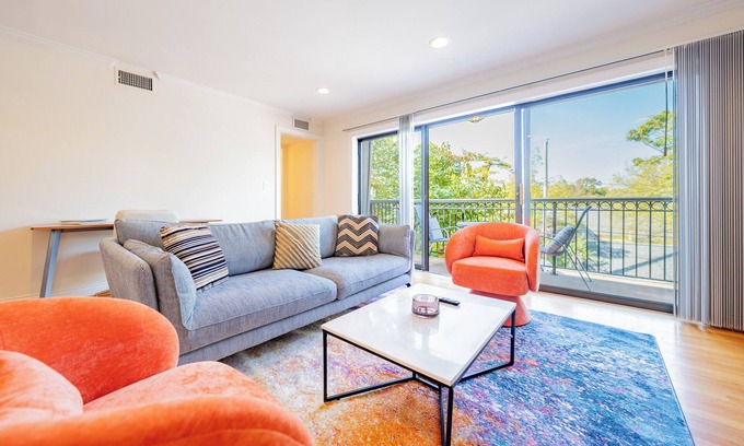 Central Hyde Park Eigentumswohnung | Lux Condo w POOL & Parking