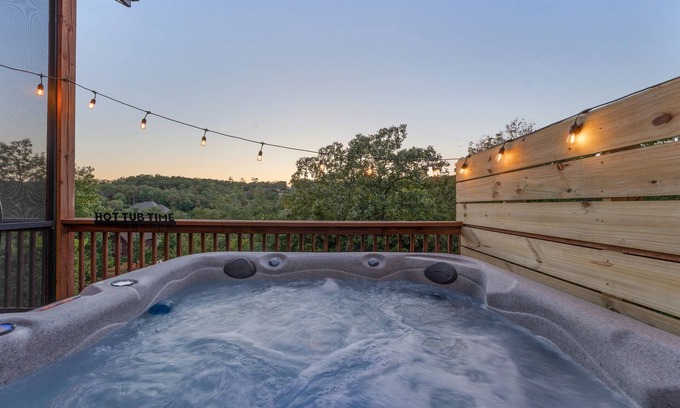 Reeds Spring Kabine | Lux Romance w/ Private Hot Tub & Outdoor Fireplace