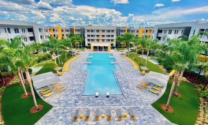 Deerwood Wohnung | Luxe 2BR Retreat, Resort Style Pool, Near Mayo Clinic, Beaches & Town Center