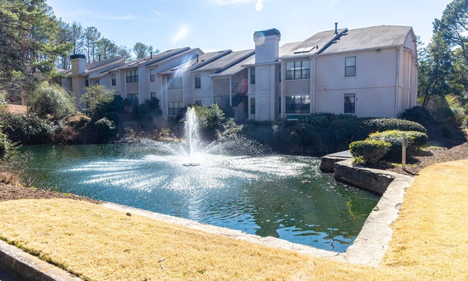 Sandy Springs Eigentumswohnung | LUXE 3BR 2BA in Atl's Historic Pill Hill-Swim Pool, Tennis, Duck Pond, Cabanas!