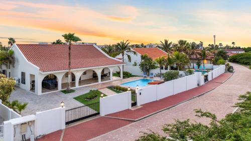 Opal Wohnung | LUXE 3BR and 3BA Villa w Pool Villa Leone by Bocobay