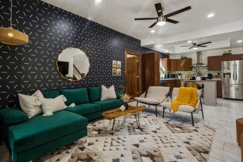 Lincoln Haus | Luxe 4bd - Movie, Games - Centrally Located