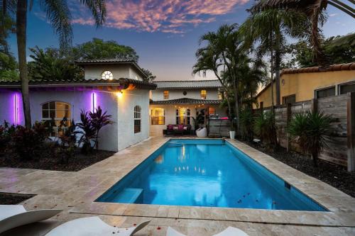 Victoria Park Haus | Luxe 5BR 4BA I Heated Pool 10 Min to Beach I BBQ