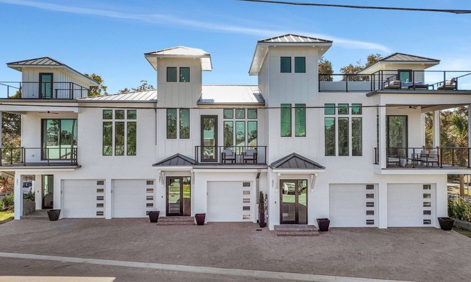 Dunedin Haus | Luxe 7BR, Rooftop + 2 Balconies & Elevator! Downtown/Main St