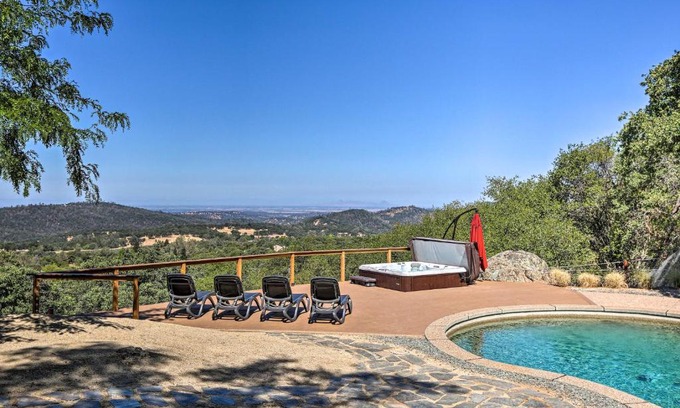 Auburn Haus | Luxe Auburn Hideaway with Tennis Court and Views!