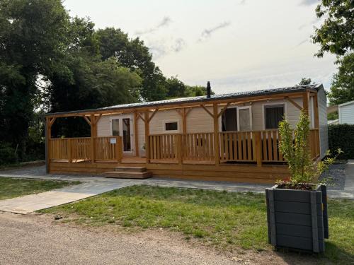 Sevenum Skihütte | Luxe chalet op 5-sterren camping met comfortabel ingerichte veranda - parkkosten zijn inbegrepen