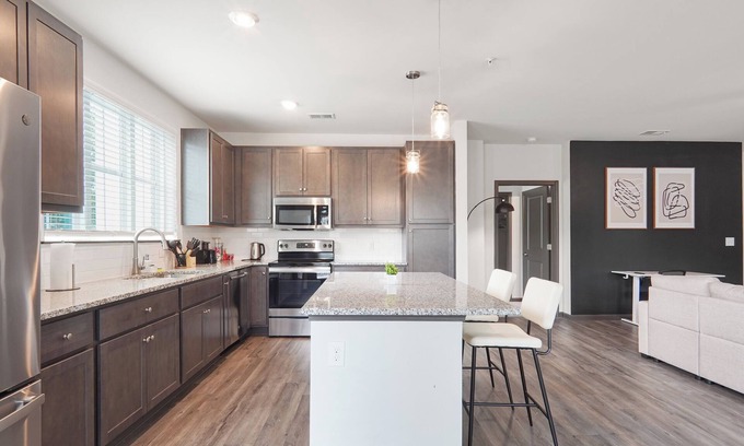 North Raleigh Wohnung | Luxe King 3BR Suite in North Raleigh