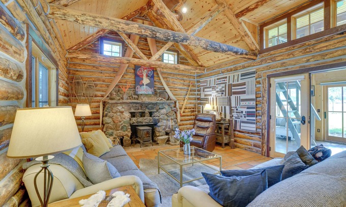 Spanish Valley Kabine | Luxe Log Cabin ~ 15 Mi to Downtown Moab!