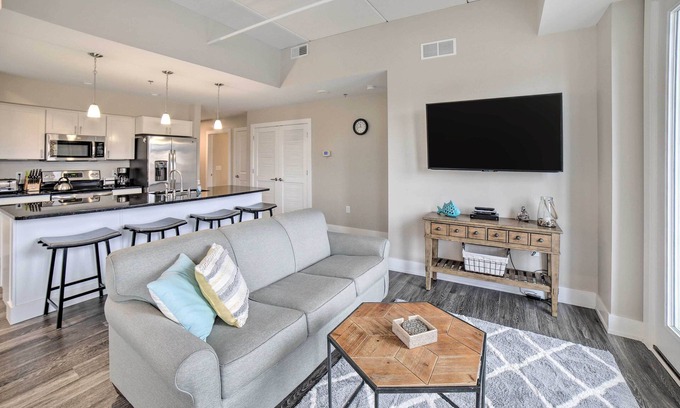 Manistee Eigentumswohnung | Luxe Manistee Condo w/ Balcony & River Views!