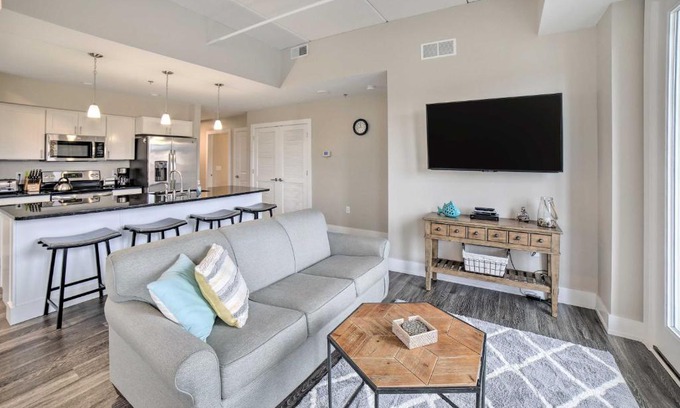 Manistee Wohnung | Luxe Manistee Condo with Balcony and River Views!