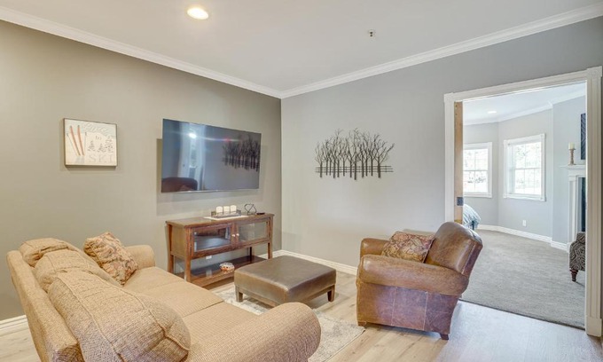 Midway Wohnung | Luxe Midway Condo with Golf Course and Mountain Views!