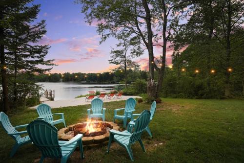 Pocono Summit Haus | Luxe Poconos Lake House with Private Beach