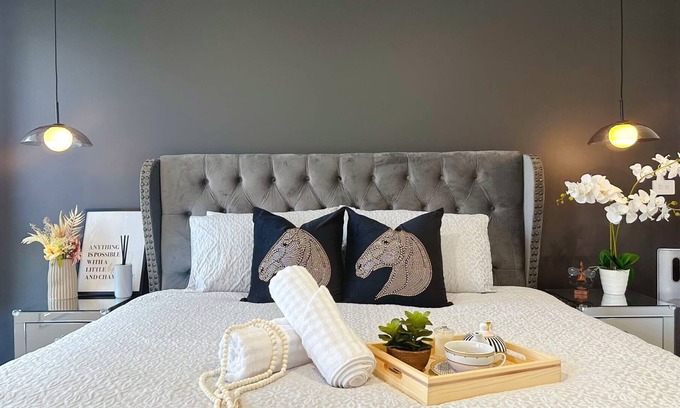 Rokeby Haus | Luxe Retreat with Spa - Near airport & CBD