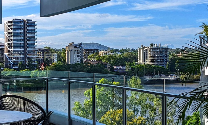 West End Wohnung | Luxe riverfront apartment with pools, parking, gym