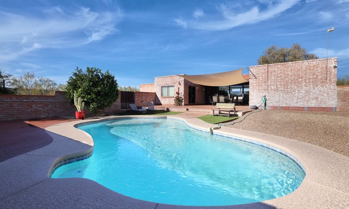 Sahara Palms Haus | Luxe & Spacious Gem: Pool ~ 15min to Downtown ~ Parking!