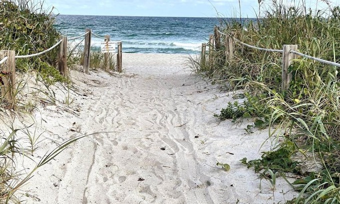 Palm Beach Wohnung | Luxe Studio, Private Beach, king Bed, Ocean Views condo