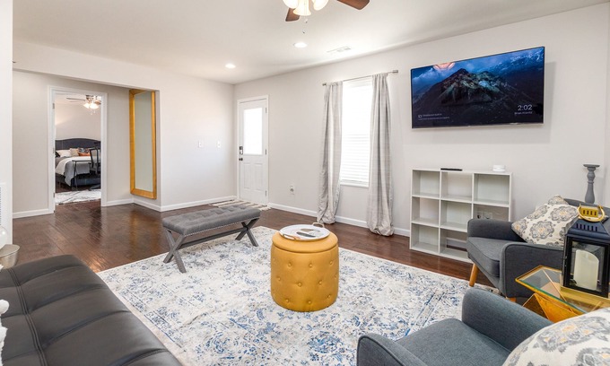 Dacula Haus | Luxe suite w/ a ★Full Kitchen★ Private Entrance ★Netflix ★W/D