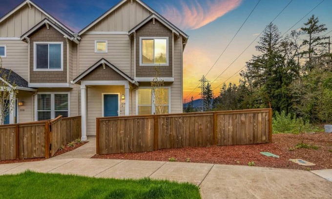 Eugene Haus | LUXE | U of O | Downtown | 5 Bed