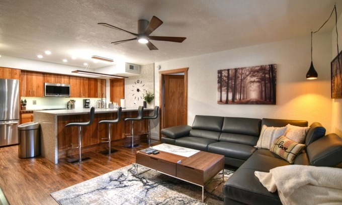 East Mesa Eigentumswohnung | Luxurious 2B/2B Executive Condo Pets Considered, Heated Community Pool & Hot Tub