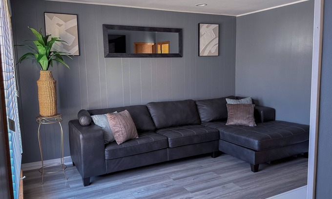 Burbank Haus | Luxurious 4-bedroom house 30min near downtown Chicago