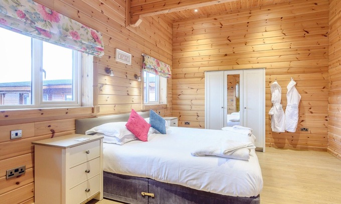 Hollym Skihütte | Luxurious and contemporary Finnish log lodge.