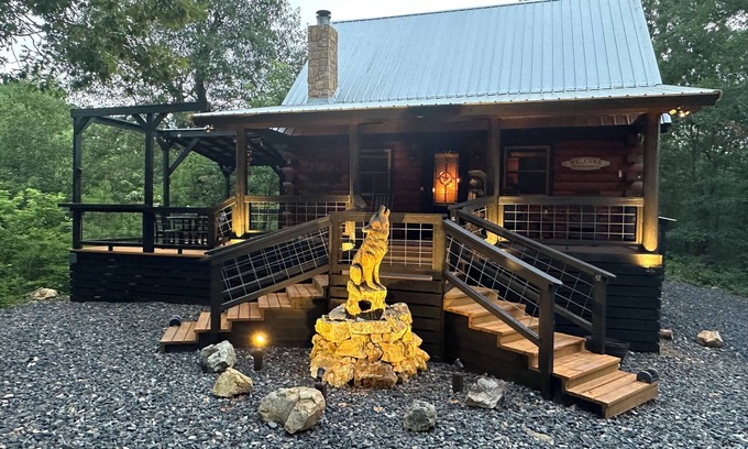 Board Camp Kabine | Luxurious and Rustic “Wolf Ridge Lodge” with Hot Tub - Sleeps 6 at Wolf Pen Gap