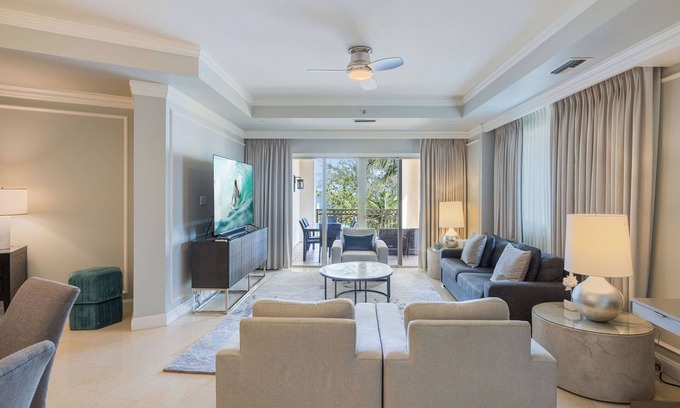Seven Mile Beach Eigentumswohnung | Luxurious Apartment located at The Ritz-Carlton steps from Seven Mile Beach