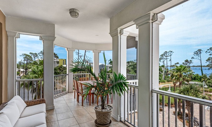 Upper Grand Lagoon Eigentumswohnung | Luxuriöse Eigentumswohnung an der Bucht in einem geschlossenen Resort mit einem fantastischen Pool und einem Whirlpool!