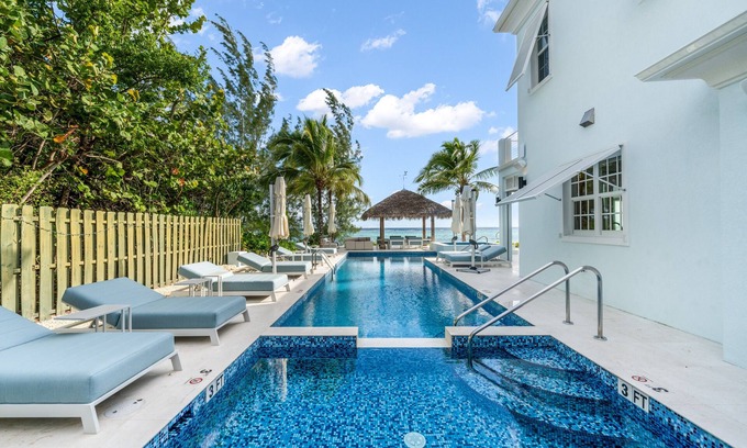 Bodden Town Haus | Luxurious Beachfront 6-bed House with Guest House- Sleeps up to 21 Guests!